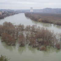 Ascó, rozvodněné Ebro a chladící věž jaderné elektrárny