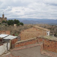 Kostel Santa Maria, v pozadí podhůří Pyrenejí