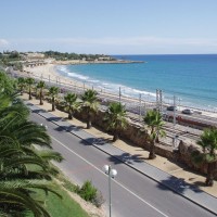 Výhled z Balcó Mediterráni na Platja del Miracle a Punta del Miracle